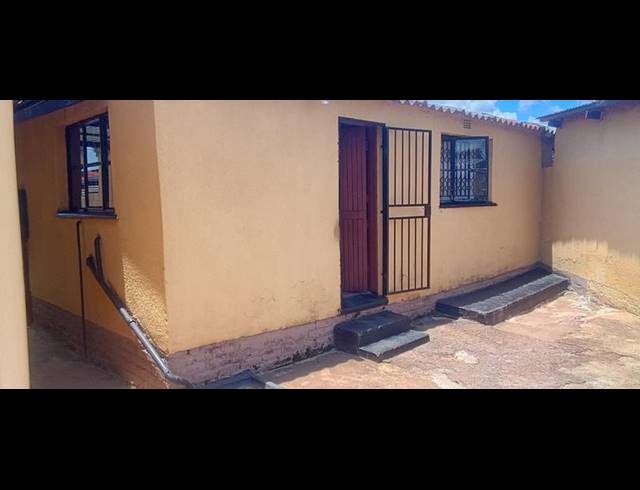 2 BEDROOM HOUSE FOR SALE IN PIMVILLE ZONE 6